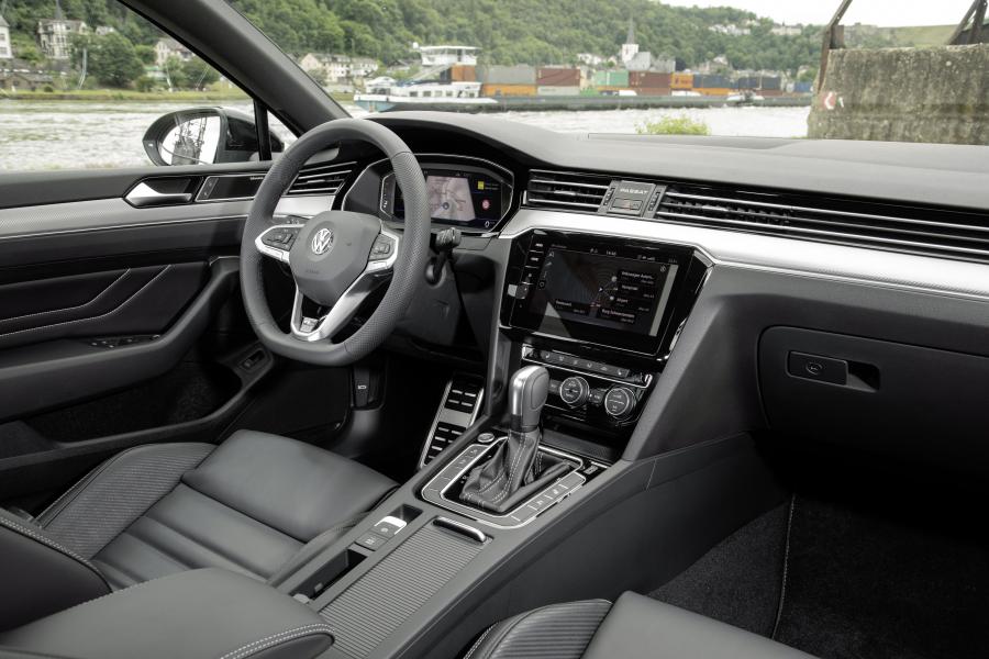Интерьер Volkswagen Passat Variant R-Line Edition (B8) 2019 года  (фото 24 из 31)